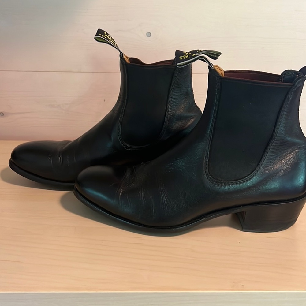 Women’s Black R.W. Williams Chelsea boots size 8.5.
